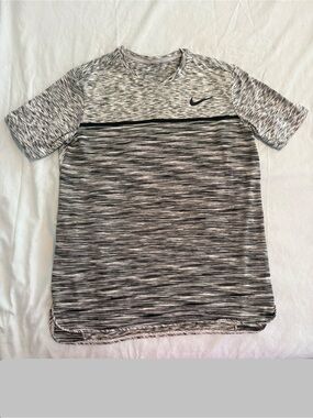 Men’s Nike Dri-Fit shirt size M
Black and white heather print  N13